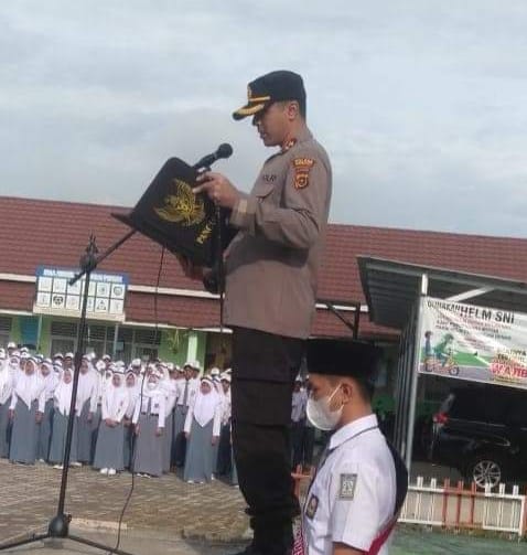 Kapolres Kerinci AKBP Patria Yuda Rahadian tampil sebagai pembina upacara dalam program Go To School yang digelar di SMA Negeri 3 Sungai Penuh