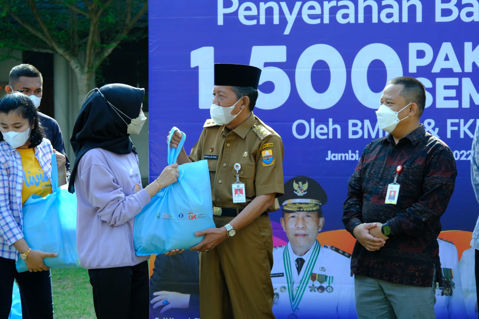 Wakil Gubernur Jambi Drs. H. Abdullah Sani saat menyerahkan bantuan paket Sembako pada masyarakat.