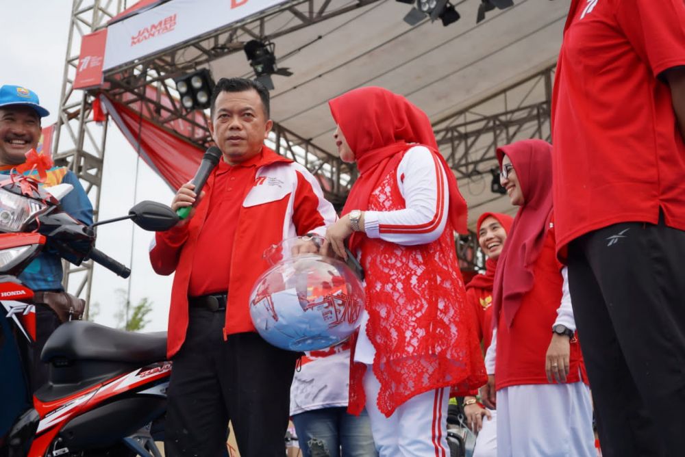 Gubernur Jambi Al Haris melepas jalan dan sepeda santai