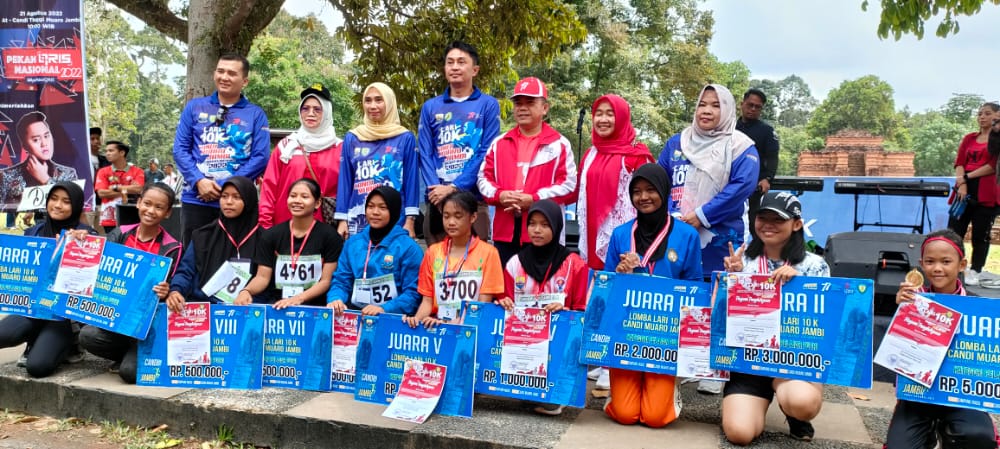 Pj Bupati Muaro Jambi Bachyuni Deliansyah berfoto bersama.