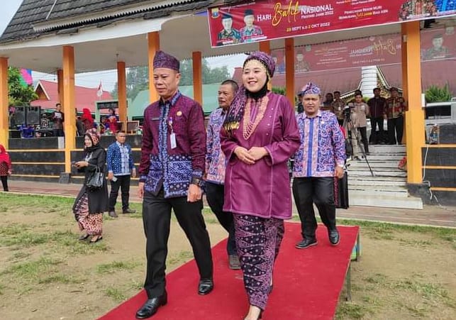 Sekretaris Daerah Alpian bersama Istri Ny. Winda Rahayu Alpian
