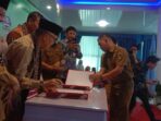 Penyerahan penghargaan innovative government award (IGA) kepada Kabupaten Kerinci.