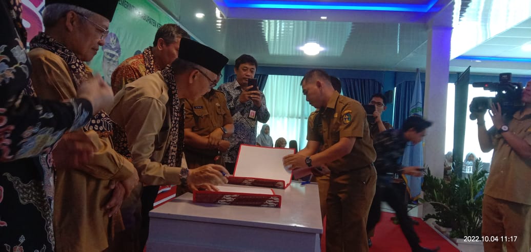 Penyerahan penghargaan innovative government award (IGA) kepada Kabupaten Kerinci.
