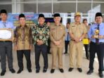Bupati Kerinci, Dr.H.Adirozal, M.Si berfoto bersama pada peringatan HUT Perumda Air Minum Tirta Sakti ke-32.