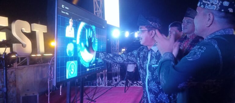 Bupati Tanjung Jabung Barat (Tanjabbar), Anwar Sadat, secara resmi melaunching internet publik berupa layanan wifi gratis