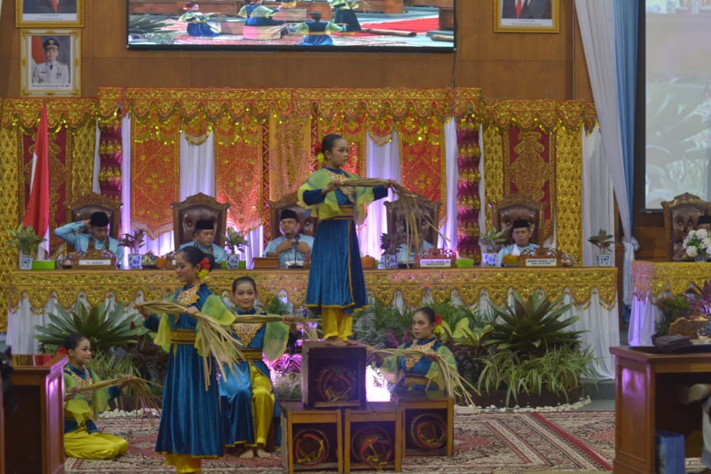 Penampilan seni tari "Nyalen Pandan" SMP Negeri 1 Muaro Jambi.