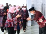Gubernur Jambi, Al Haris menyambu Ibu Iriana Joko Widodo beserta Ibu Wury Ma’ruf Amin yang akan membuka program Pendidikan Kecakapan Wirausaha (PKW) Tekun Tenun Indonesia 2022.
