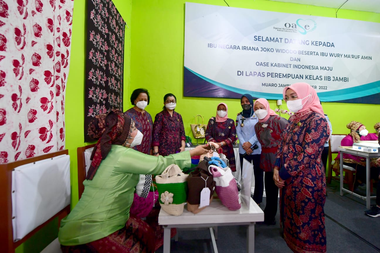 Ibu Iriana Joko Widodo dan Ibu Wury Ma'ruf Amin saat mengunjungi Lembaga Pemasyarakatan (Lapas) Perempuan Kelas II B Jambi, Kabupaten Muaro Jambi.