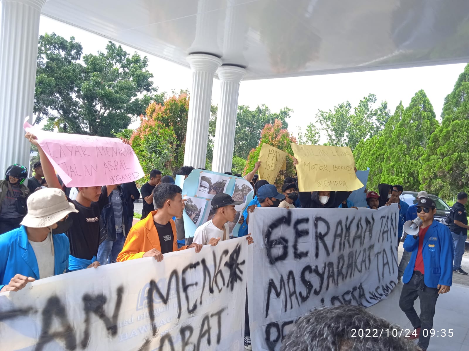 Aksi Demo Gerakan Masyarakat Peduli Desa (GMPD) Tantan di Kantor Bupati Muaro Jambi.