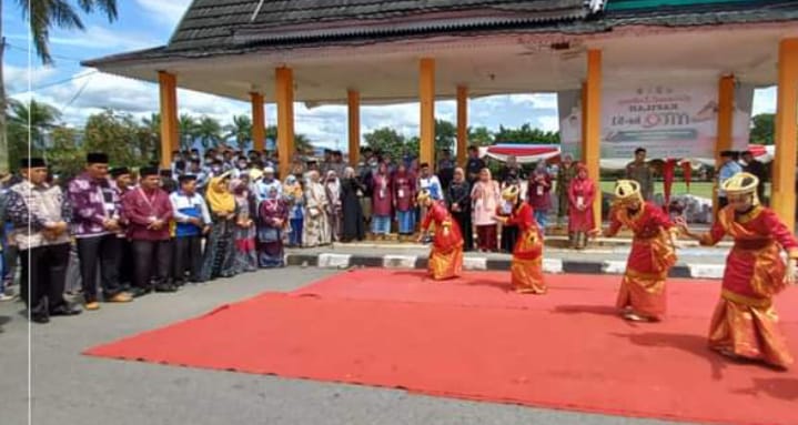 Prosesi penyambutan kafilah di Lapangan Merdeka Kota Sungai Penuh.