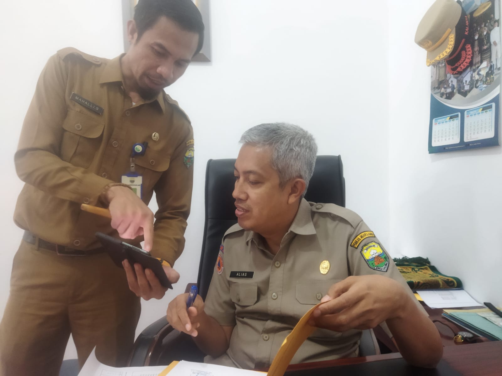 Plt Kepala Pelaksana BPBD Muaro Jambi, Alias, S.H., M.H bersama Mahali.