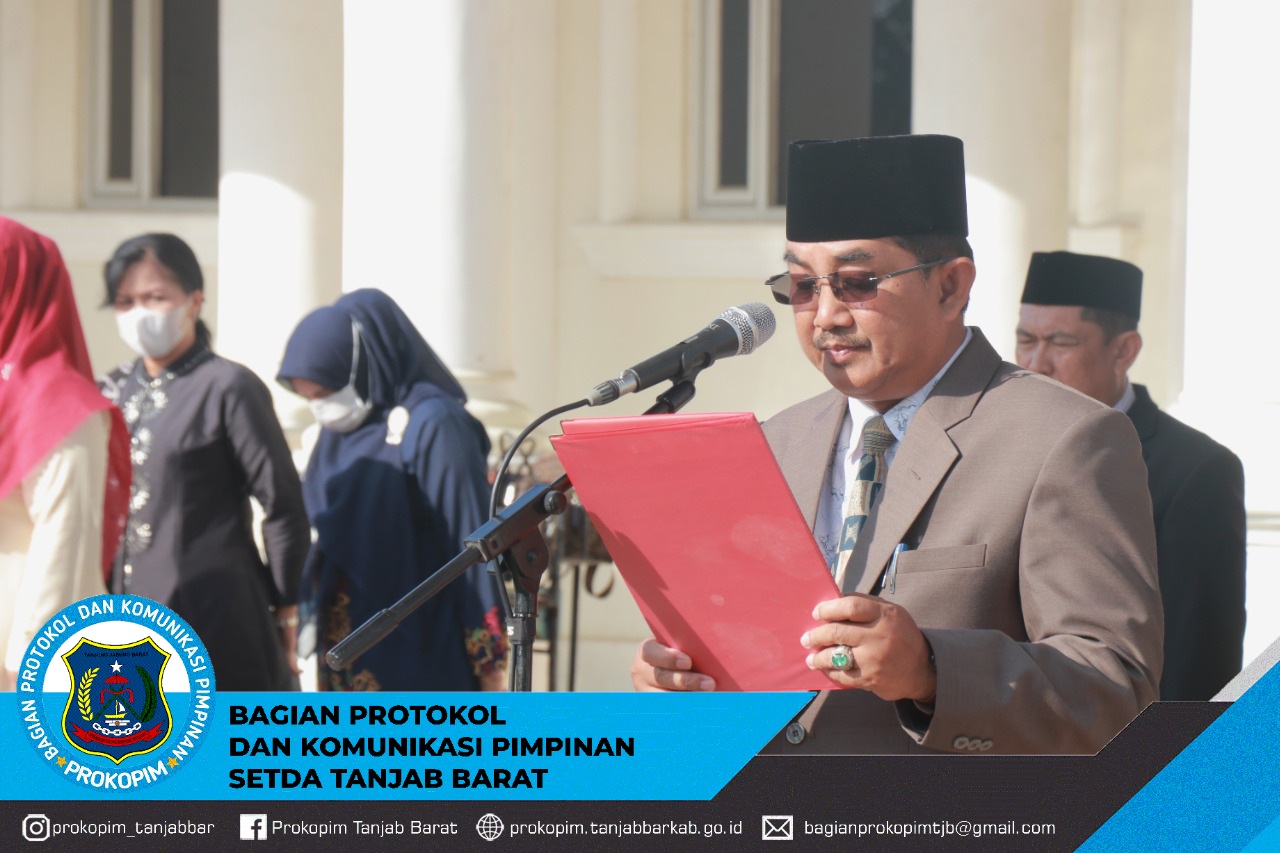 Bupati Tanjab Barat Drs. H. Anwar Sadat M. Ag