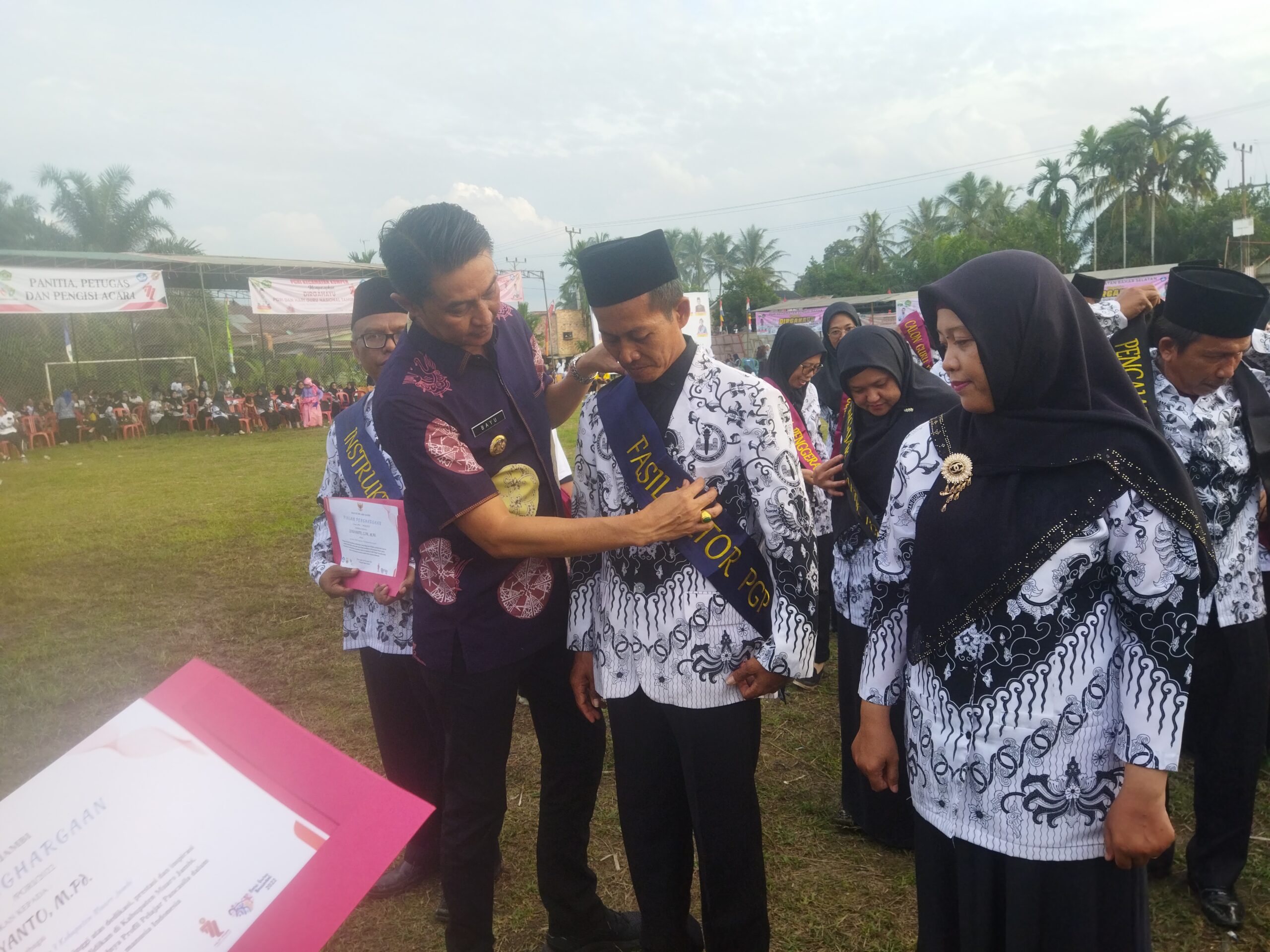 Peringatan Hari Guru dan HUT PGRI ke-77 di Desa Pulau Mentaro, Kecamatan Kumpeh, Kabupaten Muaro Jambi.