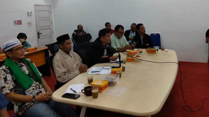 mengikuti rapat melalui zoom meeting bersama Sekda Provinsi Jambi