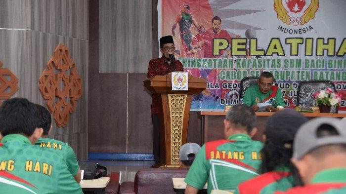 Wakil Bupati Batanghari Bakhtiar membuka kegiatan pelatihan peningkatan sumber daya manusia (SDM) bagi pembinaan prestasi dan pelatih cabang olahraga se-Kabupaten Batanghari