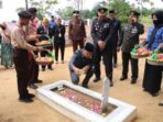 Ketua DPRD Muaro Jambi, Yuli Setia Bhakti ziarah dan menabur bunga di Taman Makam Pahlawan Kusuma Bhakti