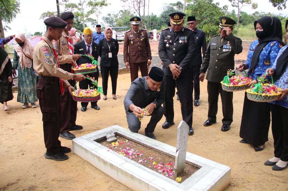 Ketua DPRD Muaro Jambi, Yuli Setia Bhakti ziarah dan menabur bunga di Taman Makam Pahlawan Kusuma Bhakti
