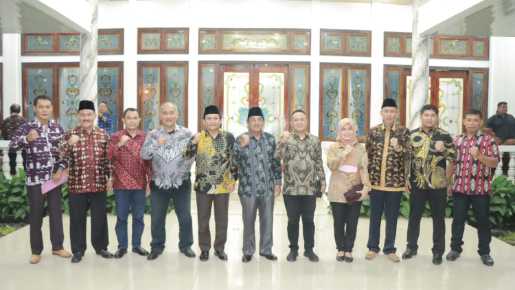 Bupati Anwar Sadat berfoto bersama dengan Tim Penilai Verifikasi lapangan dari Direktorat Jenderal Bina Pemerintahan Desa Kementrian Dalam Negeri.