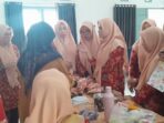 Ibu-ibu DWP Dinas P&K ikuti pelatihan kuliner kue kering.