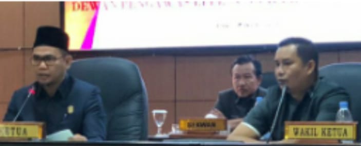 Ketua DPRD H.Fajran, didampingi Wakil Ketua Yoshadi