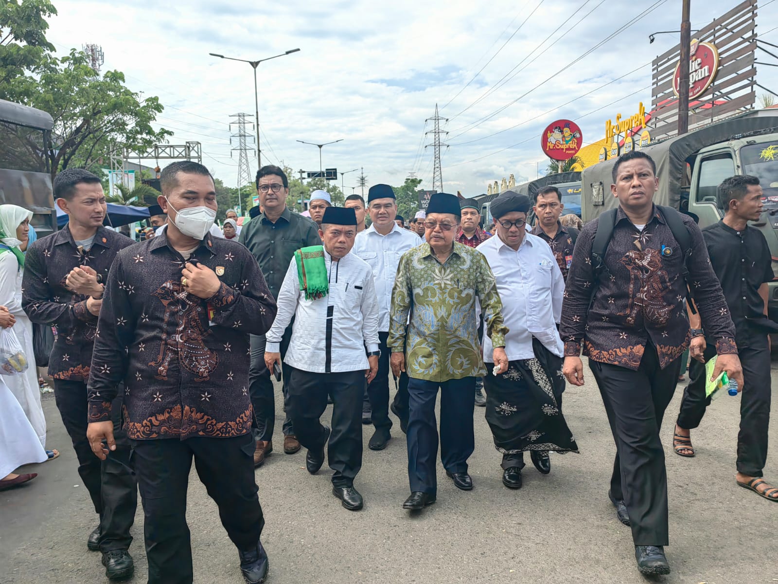 Gubernur Jambi, Dr.H.Al Haris,S.Sos.,M.H., harus rela berjalan kaki demi menghadiri kegiatan Resepsi Puncak Satu Abad Nahdlatul Ulama (NU)