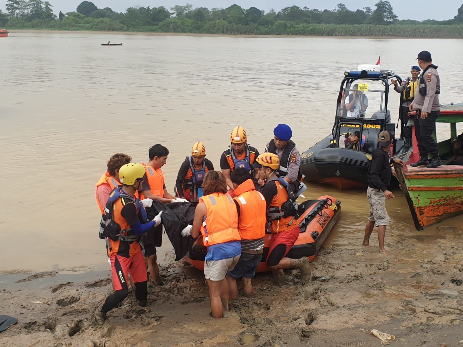 Tim Basarnas Jambi evakuasi korban tenggelam di Sungai Batanghari.