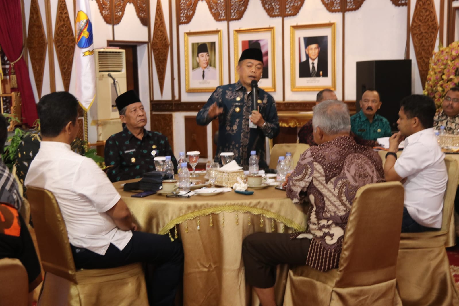 Gubernur Jambi Dr.H.Al Haris saat menerima audensi delegasi JMK.