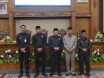 pimpinan DPRD Muaro Jambi berfoto bersama dengan Pj Bupati dan Sekwan DPRD Muaro Jambi.