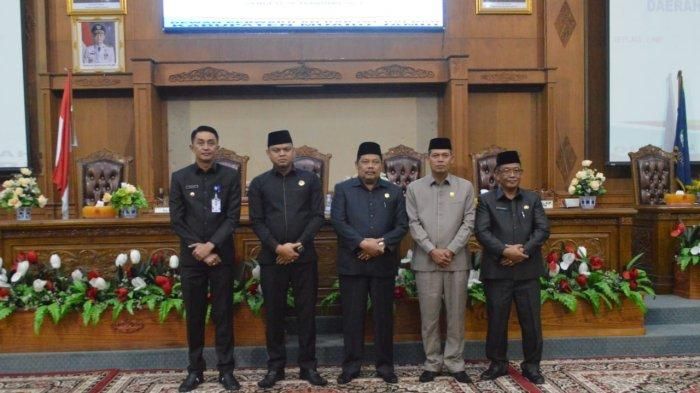 pimpinan DPRD Muaro Jambi berfoto bersama dengan Pj Bupati dan Sekwan DPRD Muaro Jambi.