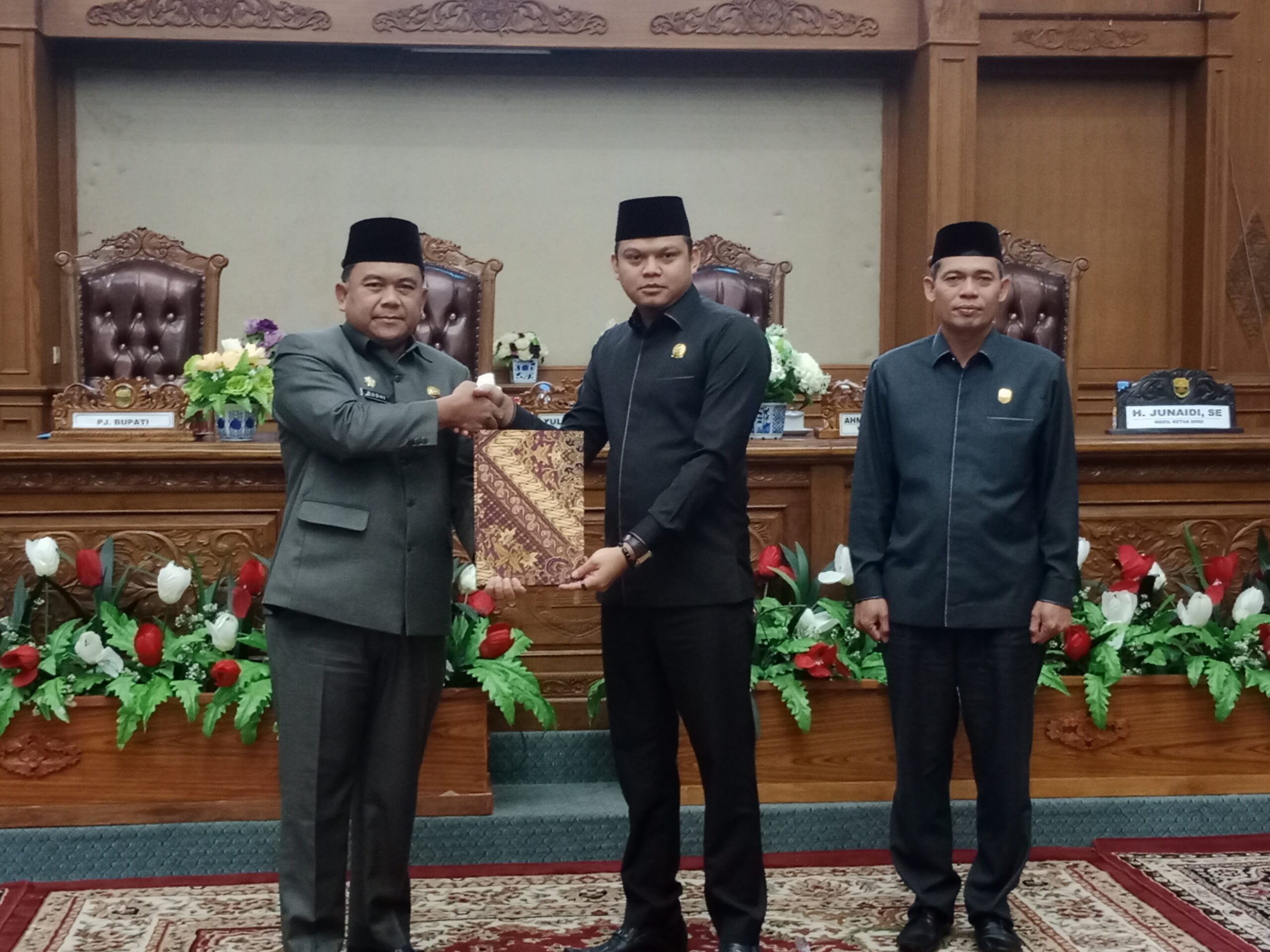 paripurna dengan agenda penyampaian Laporan Pansus Dewan tentang Aset dan PAD Kabupaten Muaro Jambi