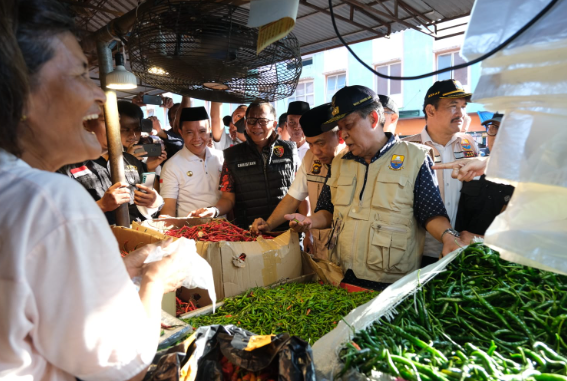 Wakil Gubernur Jambi, Abdullah Sani melakukan inspeksi mendadak (sidak) di Pasar Angso Duo Jambi