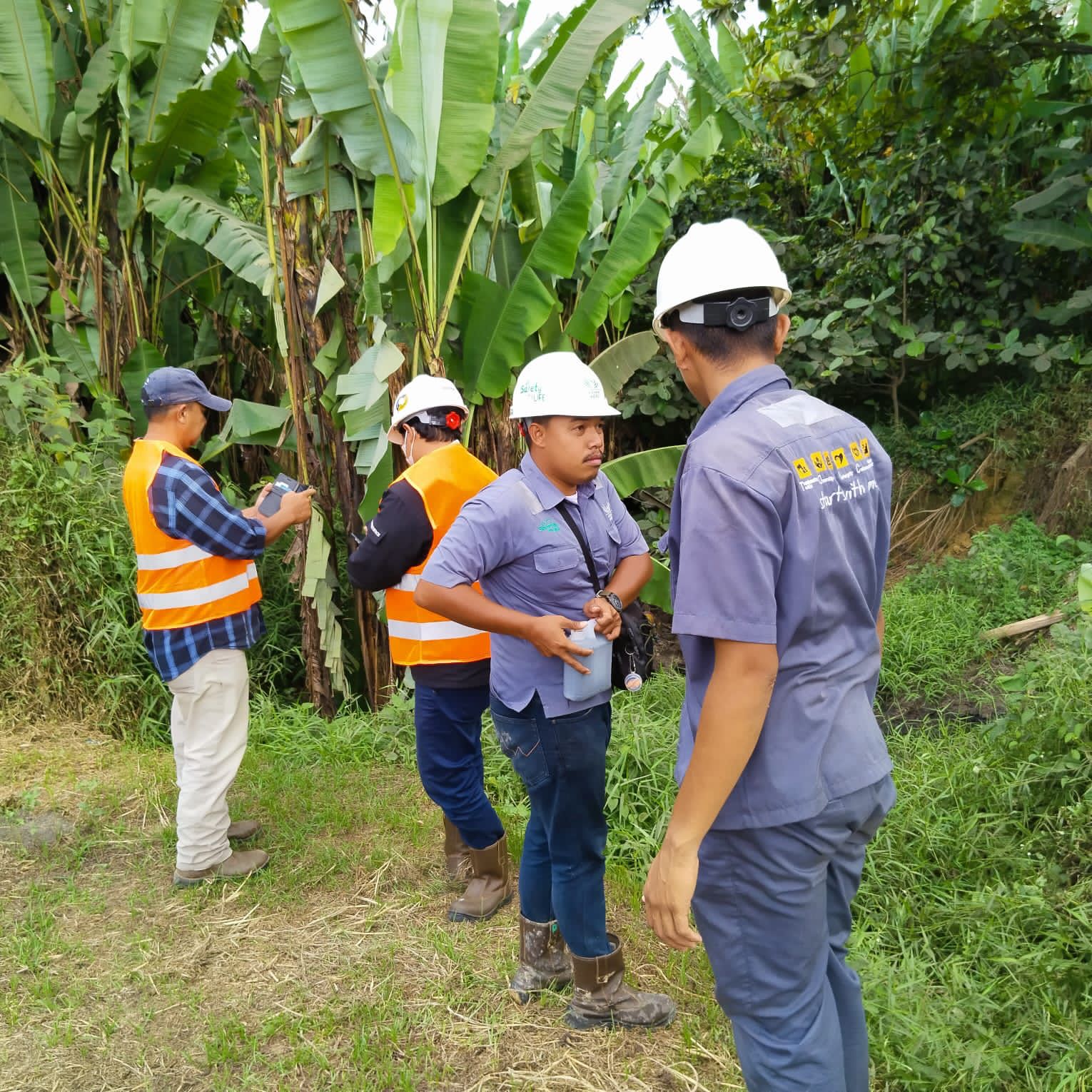 WhatsApp Image 2023-03-10 at 20.53.33 Komisi II DPRD Tanjab Barat lakukan pengecekan limbah PT IIS yang terindikasi mengalir ke Sungai Benanak.