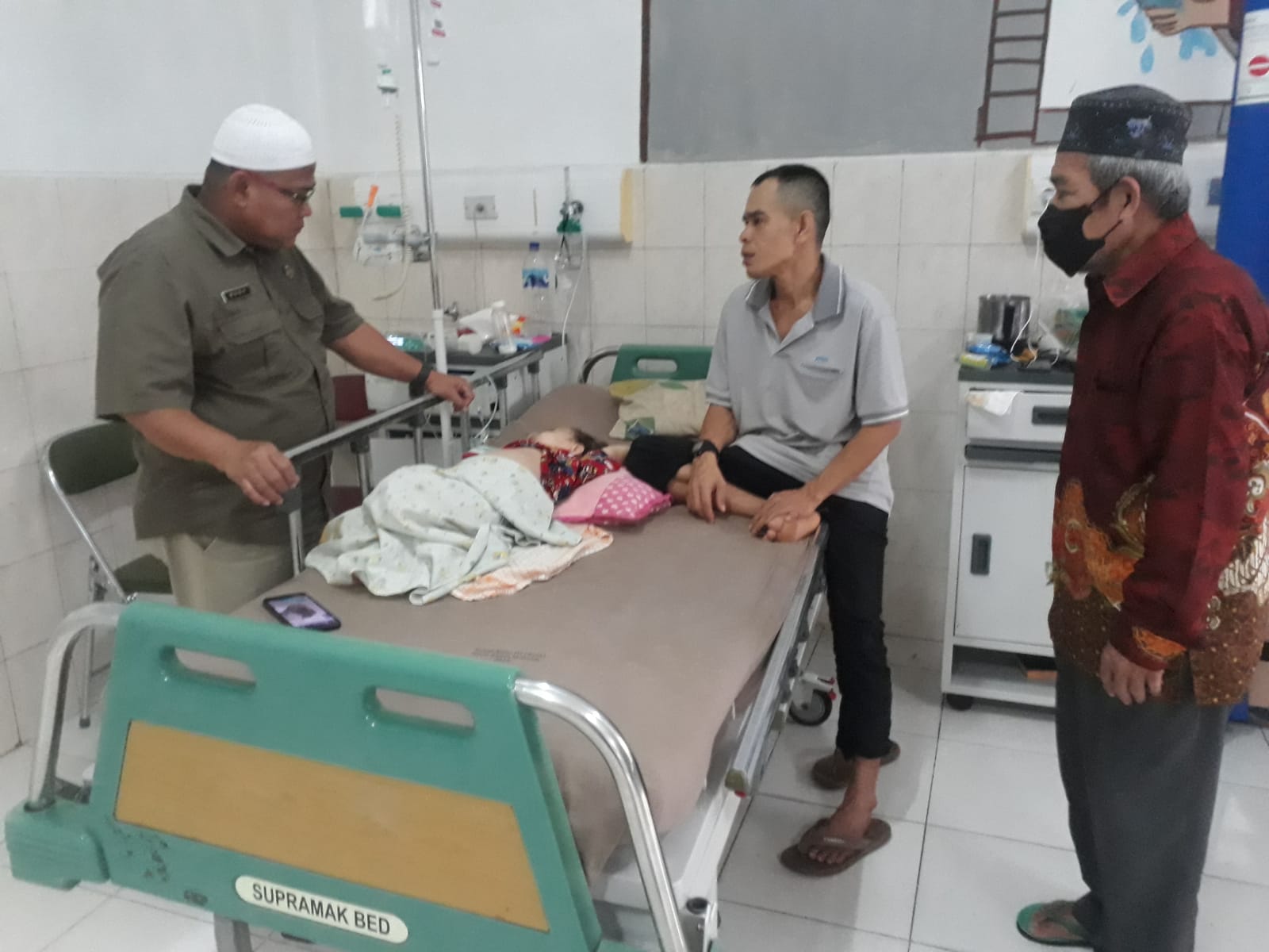 5 Kepala Dinas Sosial Kabupaten Muaro Jambi Candra Budy Rosa menjenguk Mutmainah dirumah sakit Raden Mattaher Jambi.