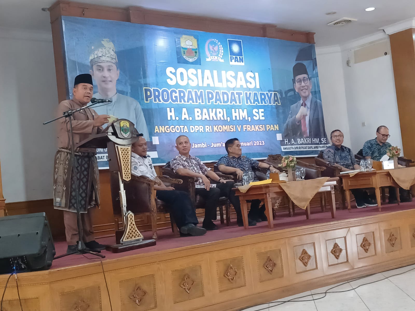 Sekda Muaro Jambi, Budhi Hartono menyambut kunjungan silaturahmi Anggota DPR RI Komisi V H. A. Bakri, dalam rangka sosialisasi Program Padat Karya.
