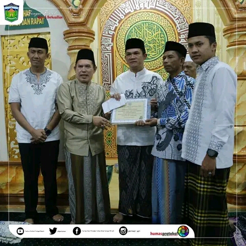 WhatsApp Image 2023-04-05 at 11.07.38 Wako dan WaWawako Sungai Penuh serahkan bantuan pembangunan Masjid Al-Furqon Dua Larik Kecamatan Hamparan Rawang.
