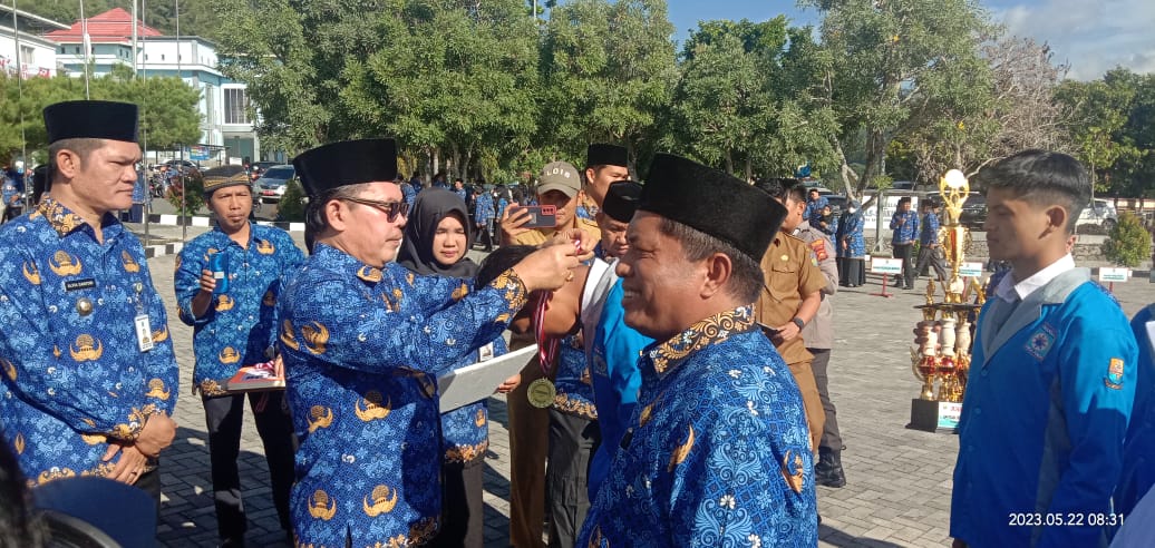 Wako Ahmadi Kalungkan Medali kepada Atlet Berprestasi