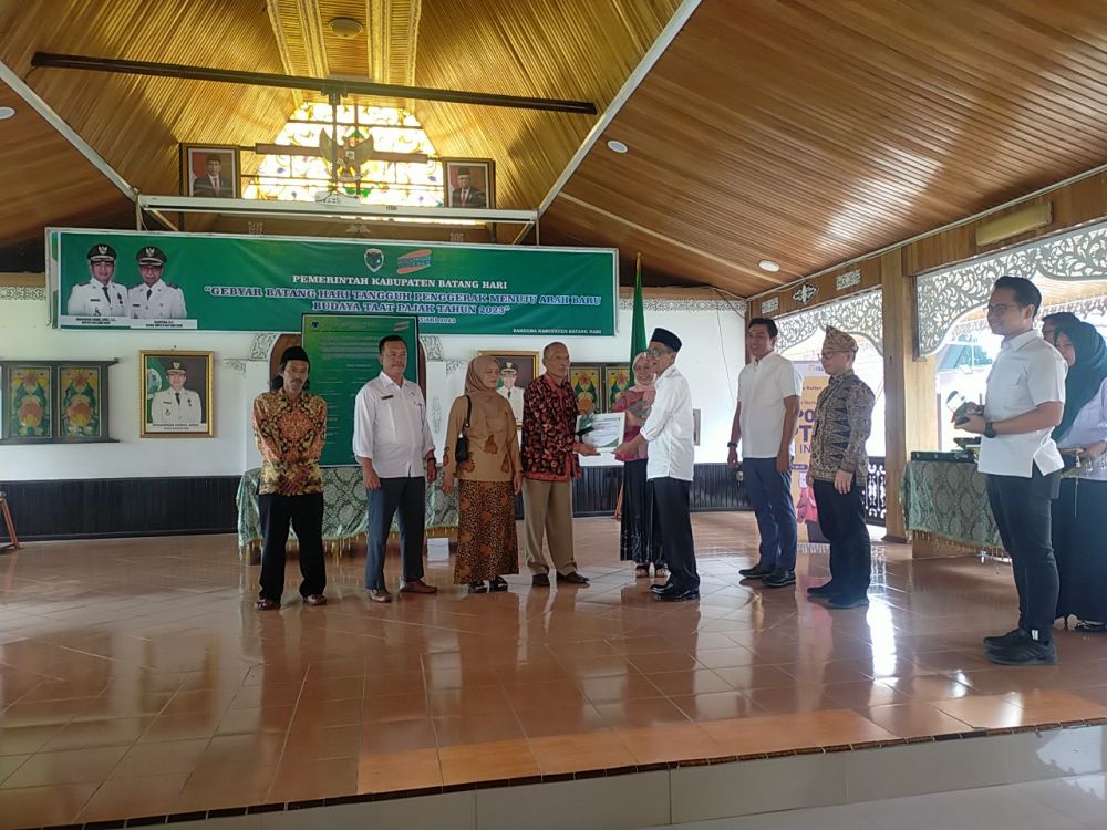 Pemerintah Kabupaten Batanghari memberikan apresiasi kepada wajib pajak yang taat membayar pajak daerah