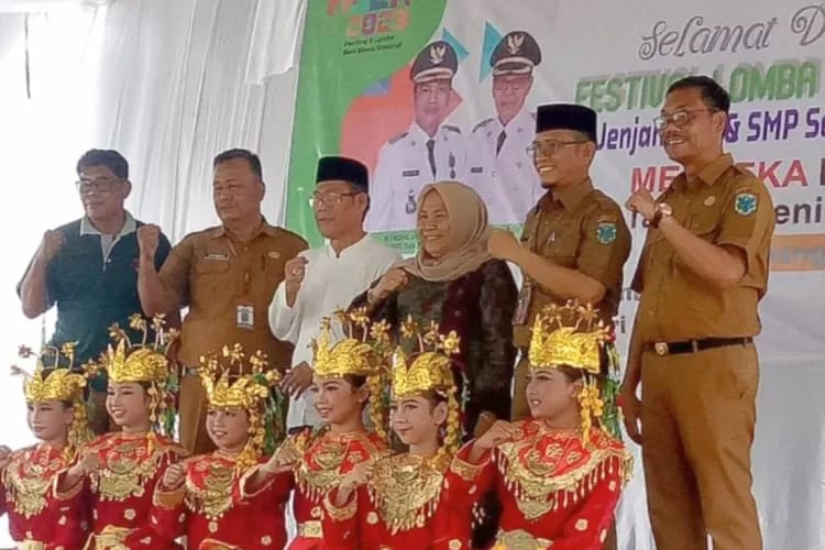 Pembukaan FLS2N di halaman Kantor Dinas Pendidikan dan Kebudayaan Kabupaten Batanghari.