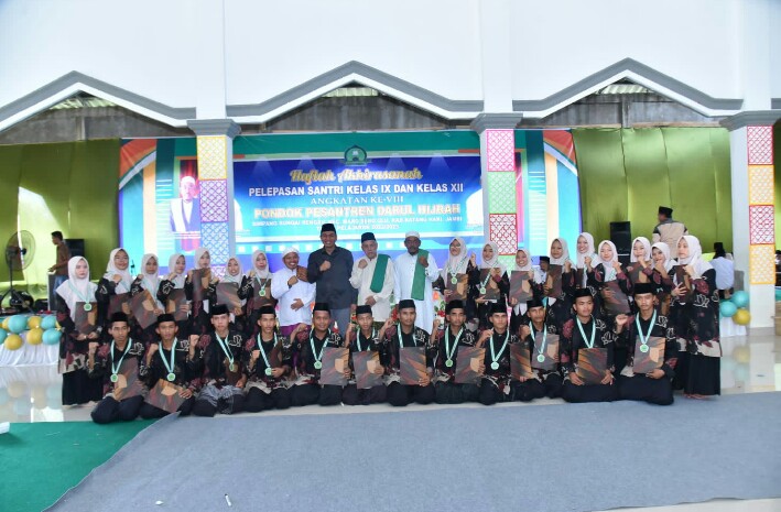 Bupati Batang Hari M.Fadhil Arief berfoto bersama dengan para pengurus dan santri Pondok Pesantren Darul Hijrah.