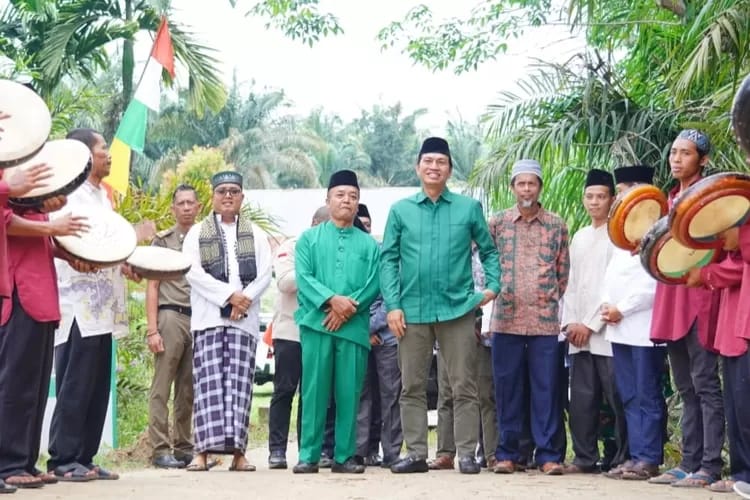 Bupati Fadhil Arief bersama rombongan pejabat Pemkab Batanghari saat memenuhi undangan acara sunatan massal di Desa Sungkai.