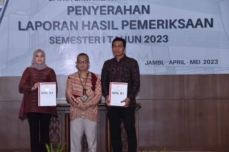 Bupati Batang Hari, Muhammad Fadhil Arief terima Laporan Hasil Pemeriksaan atas Laporan Keuangan Pemerintah Kabupaten Batang Hari Tahun Anggaran 2022 dari Kepala BPK RI Perwakilan Jambi.