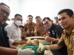 Wali Kota Sungai Penuh Drs.Ahmadi Zubir, MM meninjau kegiatan bakti sosial sunatan massal kerukunan Minang Kerinci (Minker) ke-10.