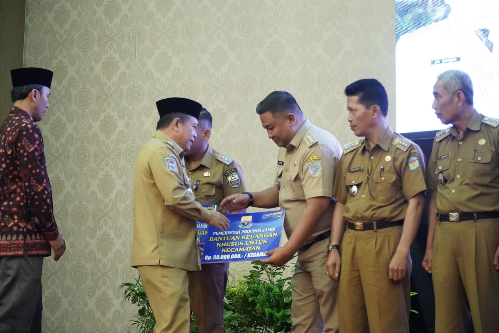 Pembukaan Rapat Koordinasi (Rakor) camat se-Provinsi Jambi Semester I Tahun 2023 di Ballroom Ratu Convention Center (RCC) Jambi