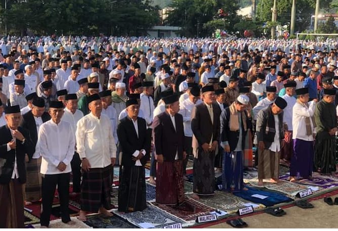 Wali Kota Sungai Penuh Ahmadi Zubir bersama Wakil Wali Kota Alvia Santoni melaksanakan sholat Idul Adha 1444 H/2023 M di Lapangan Merdeka Kota Sungai Penuh
