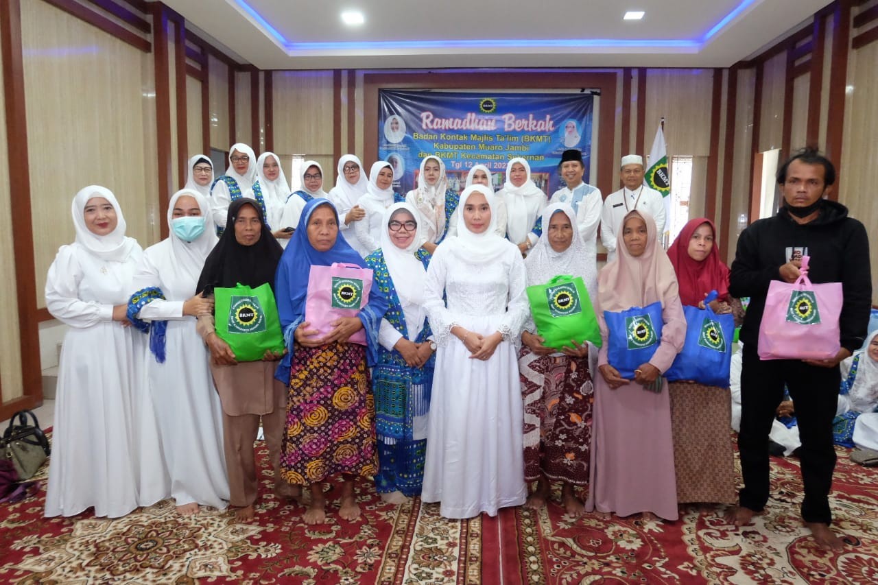 bantuan paket Sembako kepada para kaum dhuafa di aula Rumah Dinas Bupati Muaro Jambi