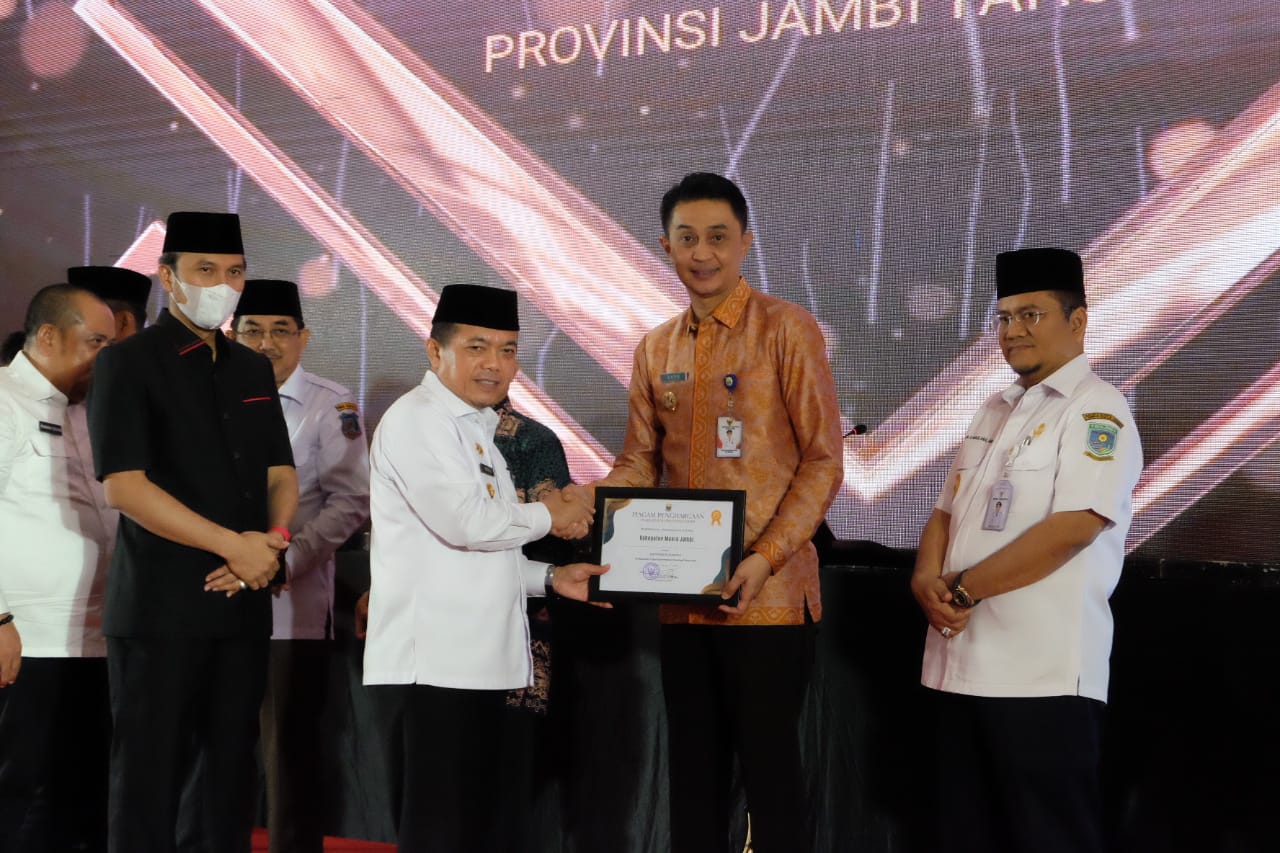 Pj Bupati Muaro Jambi Terima Piagam Penghargaan dari Gubernur Jambi