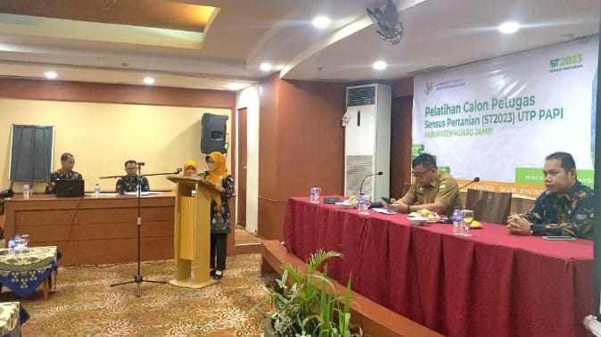 Sekda Muaro Jambi Budhi Hartono saat menghadiri dan membuka acara pelatihan calon petugas Sensus Pertanian 2023.