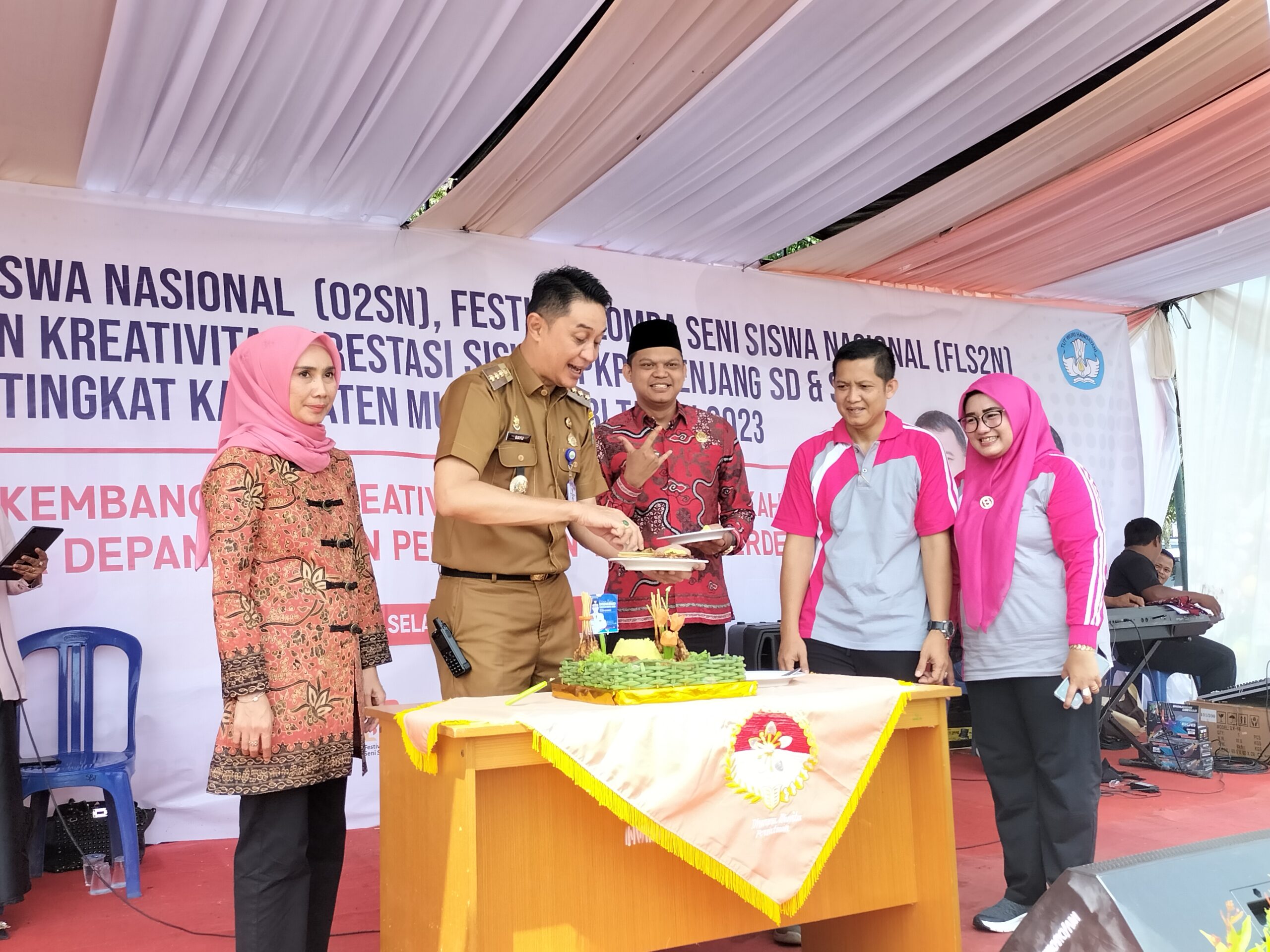 Mj 11 Pembukaan Olimpiade Olahraga Siswa Nasional (O2SN), Festival Lomba Seni Siswa Nasional (FLS2N) dan Pekan Kreativitas Prestasi Siswa (PKPS) jenjang SD dan SMP tingkat Kabupaten Muaro Jambi.