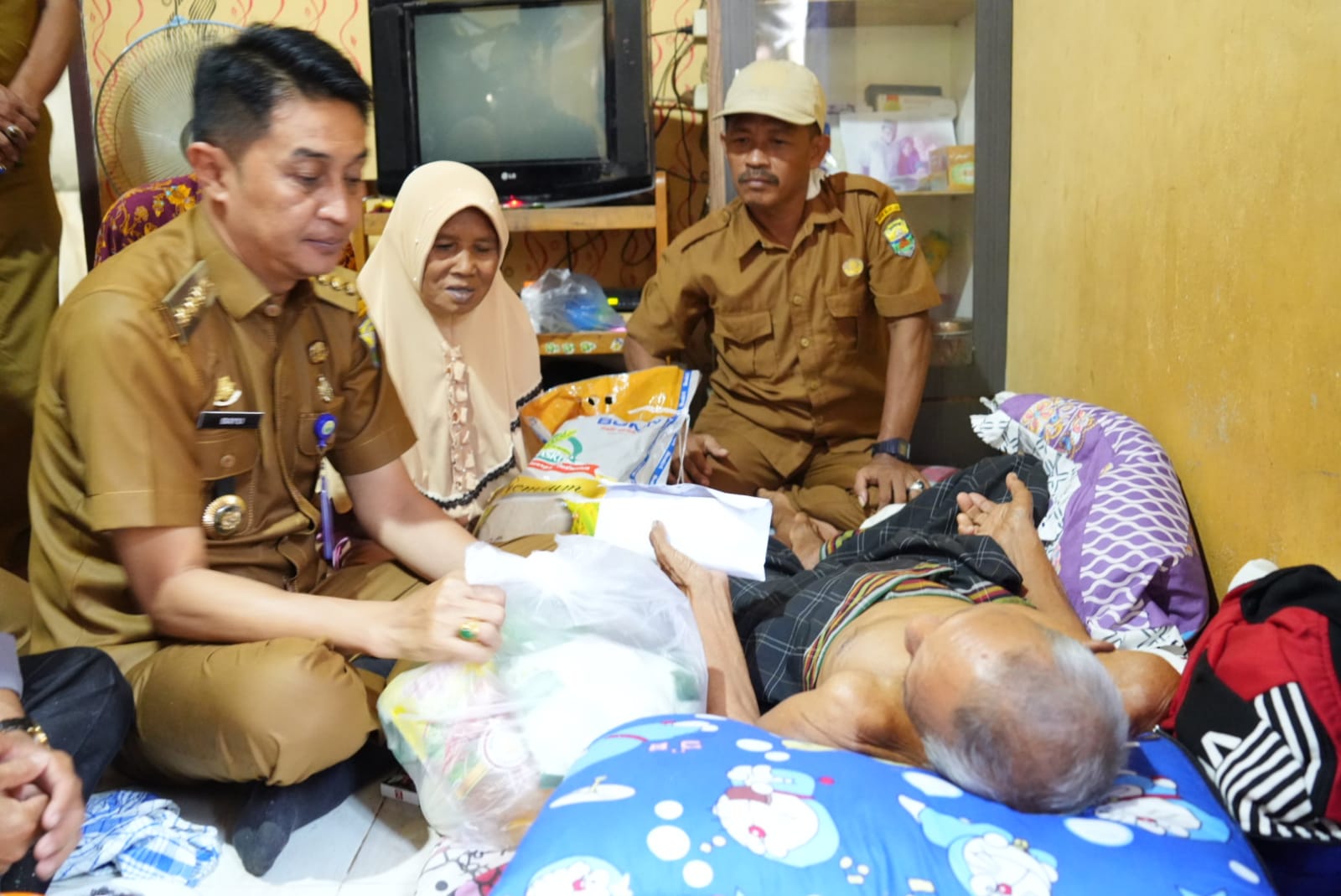 PJ Bupati Bachyuni menjenguk Seman si pemilik rumah yang tertimpa pohon durian.