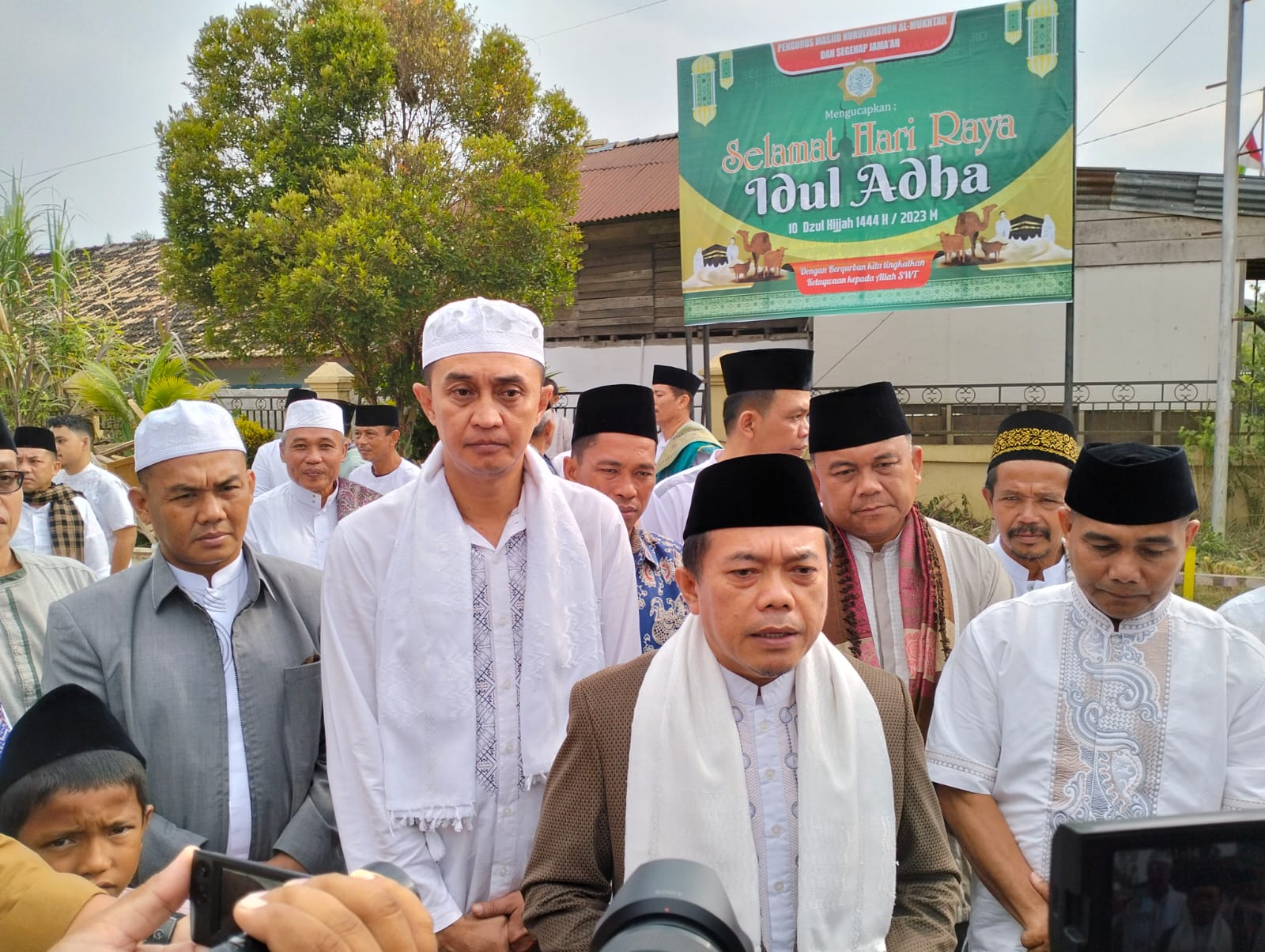 Pj Bupati Bachyuni Deliansyah dampingi Gubernur Jambi Al-Haris melaksanakan salat Idul Adha di Masjid Nurul Wathon Al-Mukhtar Kelurahan Sengeti.